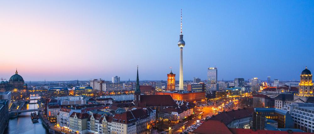 Berlin-Panorama mit Fernsehturm und Rotem Rathaus.