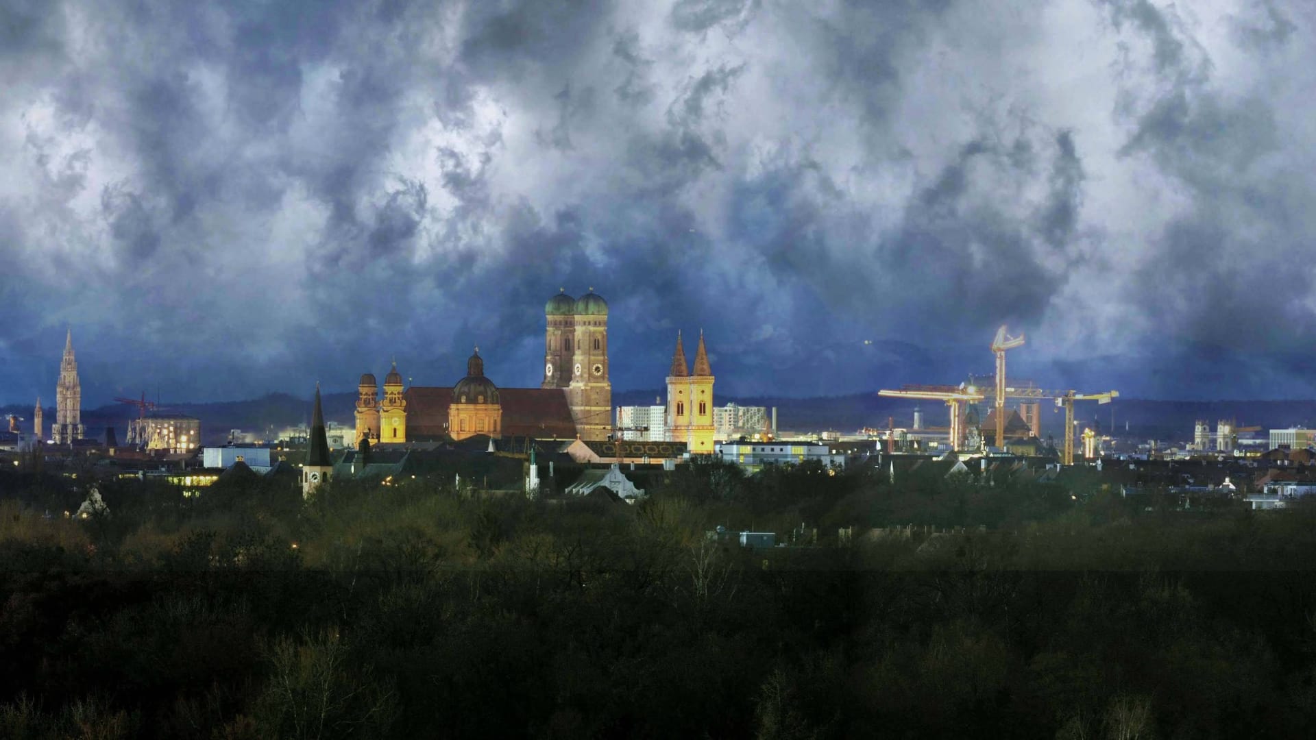 Gewitter über München (Archivfoto): Am Mittwochabend blitzte und regnete es über der Isar-Metropole.