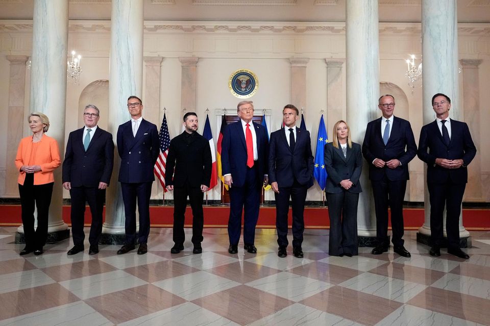 Familienfoto im Weißen Haus: US-Präsident Donald Trump (M.) und die Spitzen der europäischen Politik beim Ukraine-Gipfel in Washington
