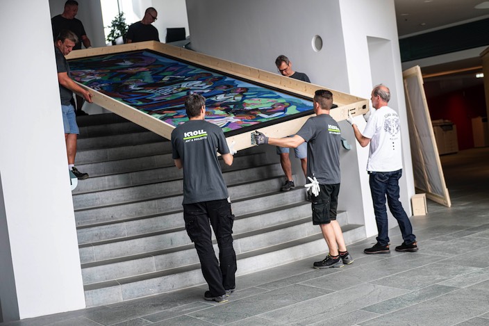 Vorsichtig wird es die Treppe hinunter …
