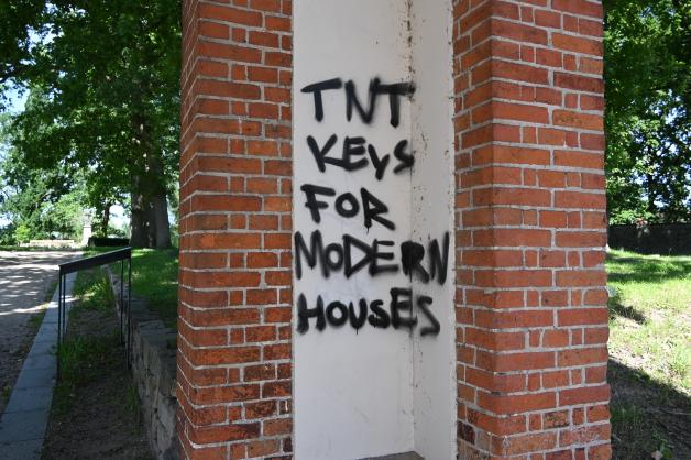 Dieses Graffito ähnelt dem vor der Sparkasse.