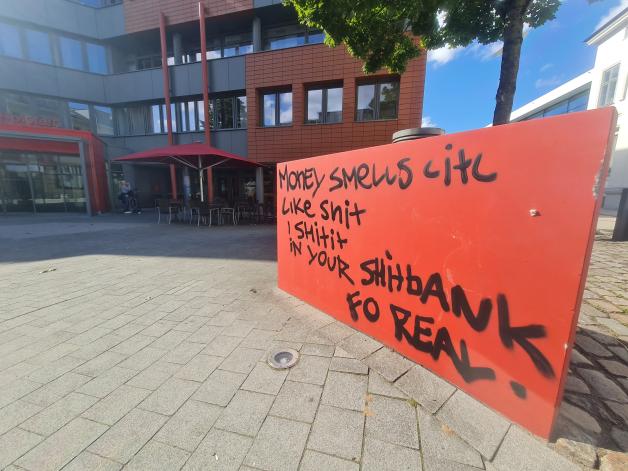 Das Graffito an der Sparkasse in der Hagenstraße.