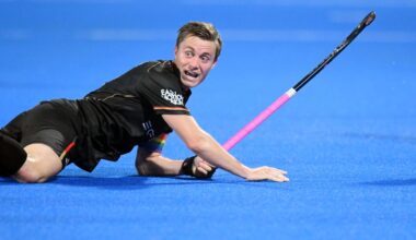 Hockeyspieler Mats Grambusch liegt am Boden des Spielfeldes