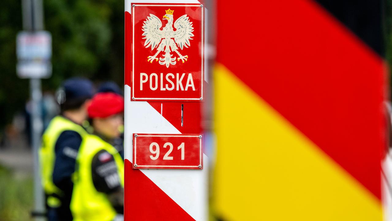 Polnische Grenzschützer stehen auf der polnischen Seite am Grenzübergang Ahlbeck und warten auf Reisende.