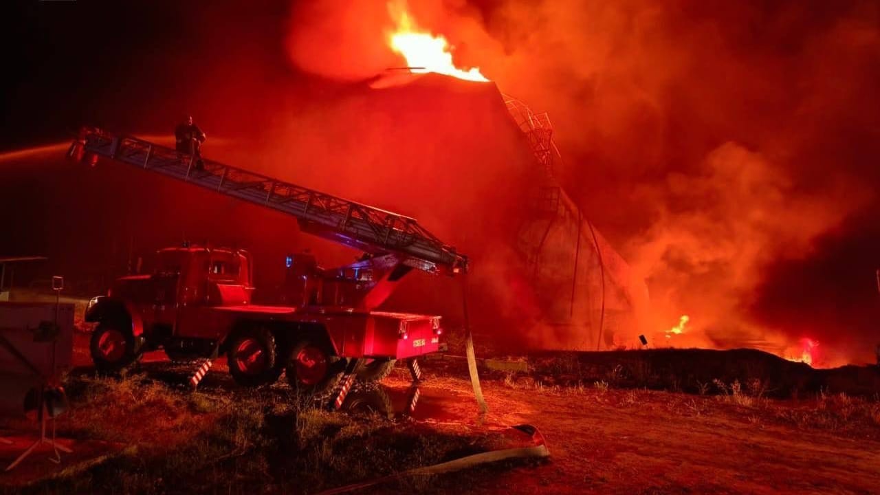 Großbrand in Odessa: Rettungskräfte versuchen, nach einem russischen Drohnenangriff auf eine Energieanlage das Feuer zu löschen.