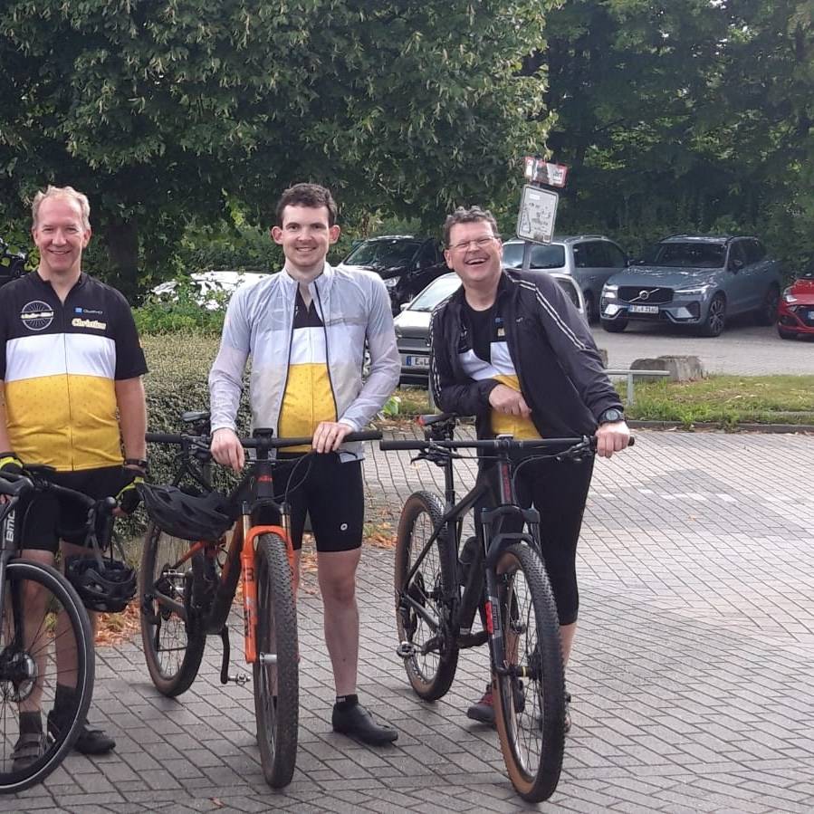 Radler-Gruppe aus Duisburg sammelt 2.000 Euro für Menschen mit Behinderung