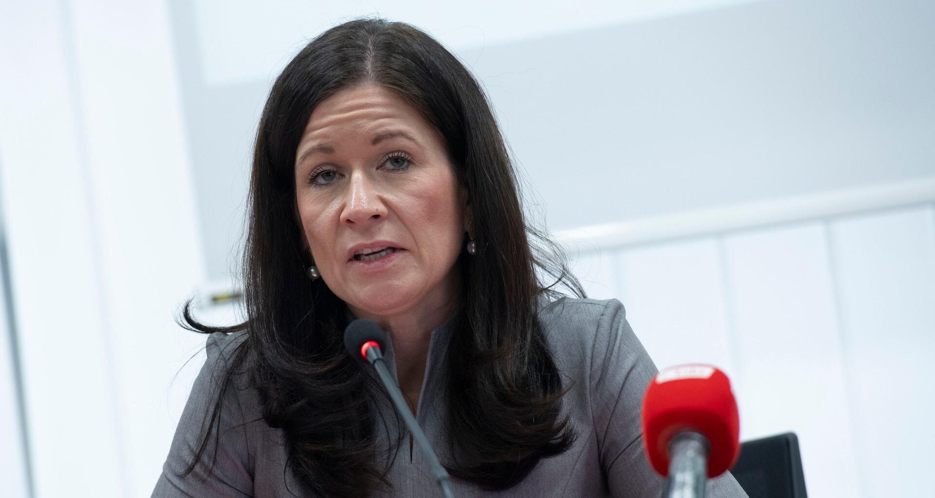 Präsidentin der Kultusministerkonferenz (KMK), Katharina Günther-Wünsch, spricht in ein Mikrofon.