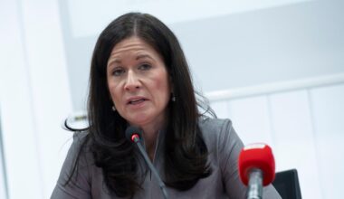 Präsidentin der Kultusministerkonferenz (KMK), Katharina Günther-Wünsch, spricht in ein Mikrofon.