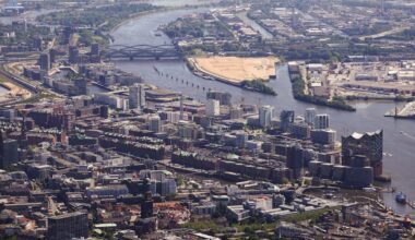 Hamburger Hafencity: Familie springt von brennendem Boot – Wrack bereits gehoben