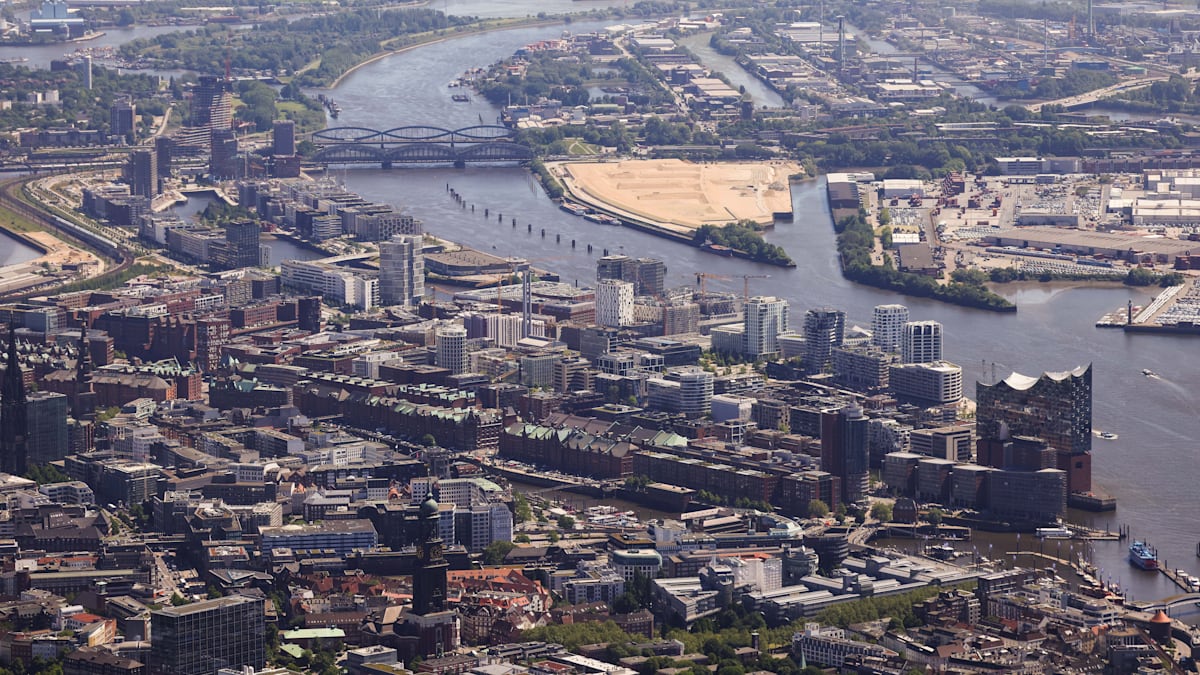 Hamburger Hafencity: Familie springt von brennendem Boot – Wrack bereits gehoben