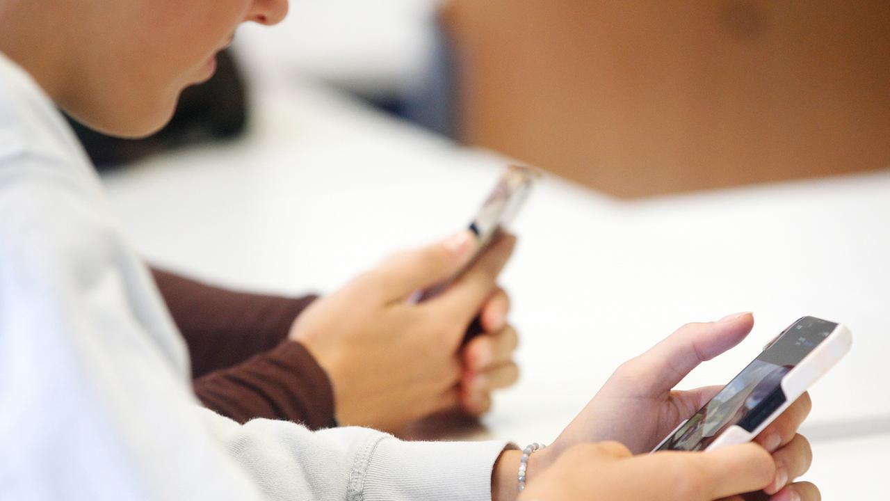Gefakte KI-Umfragen bei TikTok voller Rassismus