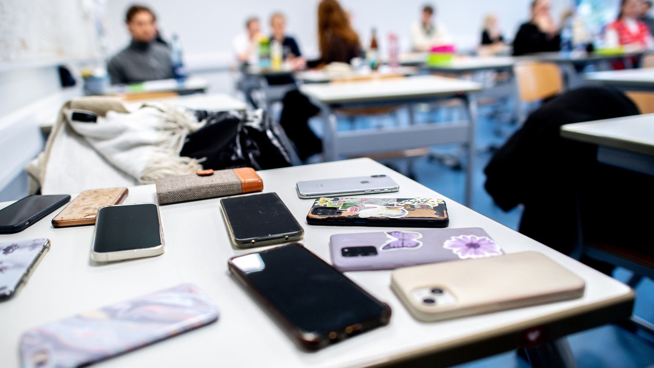 Zum Start des neuen Schuljahrs gilt in Bremen nun das Handyverbot