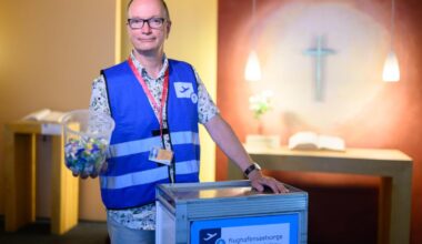Flughafenseelsorger Harms hört Reisenden zu