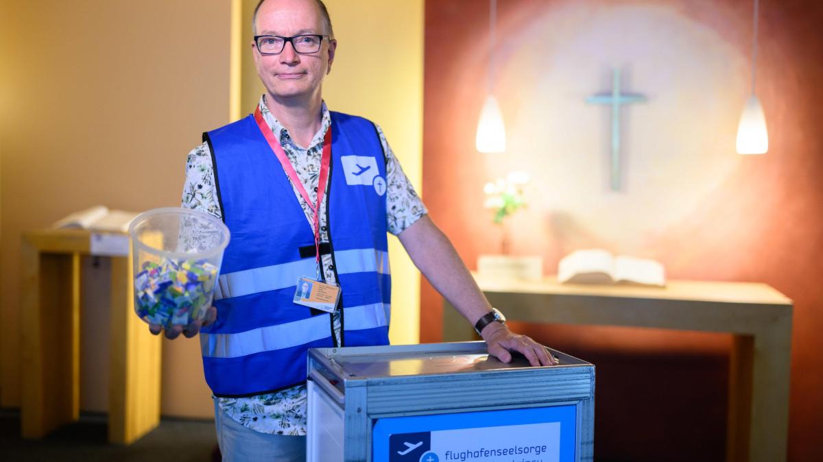 Flughafenseelsorger Harms hört Reisenden zu