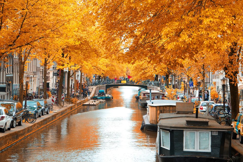 Von Amsterdam bis Milos: 10 Lieblingsorte für den Herbsturlaub in Europa
