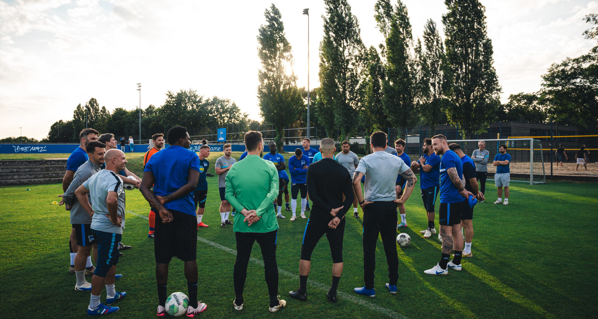 Die Ü40 Mannschaft steht vor dem Training im Kreis zusammen.