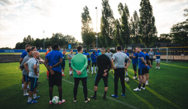 Die Ü40 Mannschaft steht vor dem Training im Kreis zusammen.