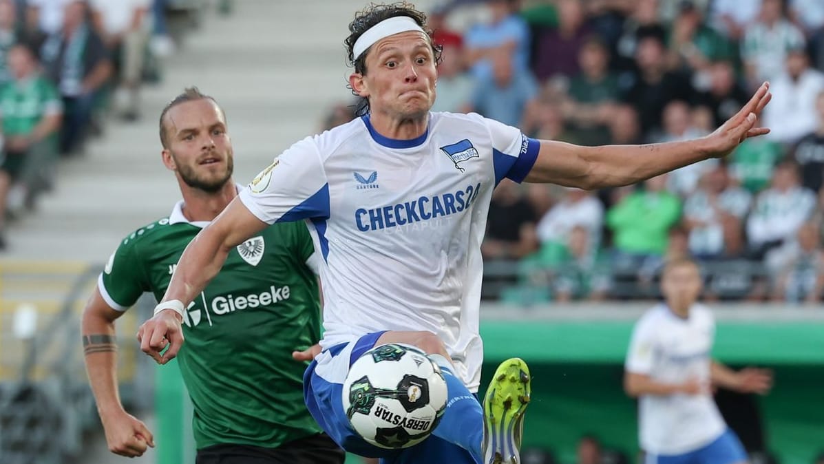 Herthas Fabian Reese am Ball vor Jorrit Hendrix von Preußen Münster: Im Elfmeterschießen kamen die Berliner weiter.
