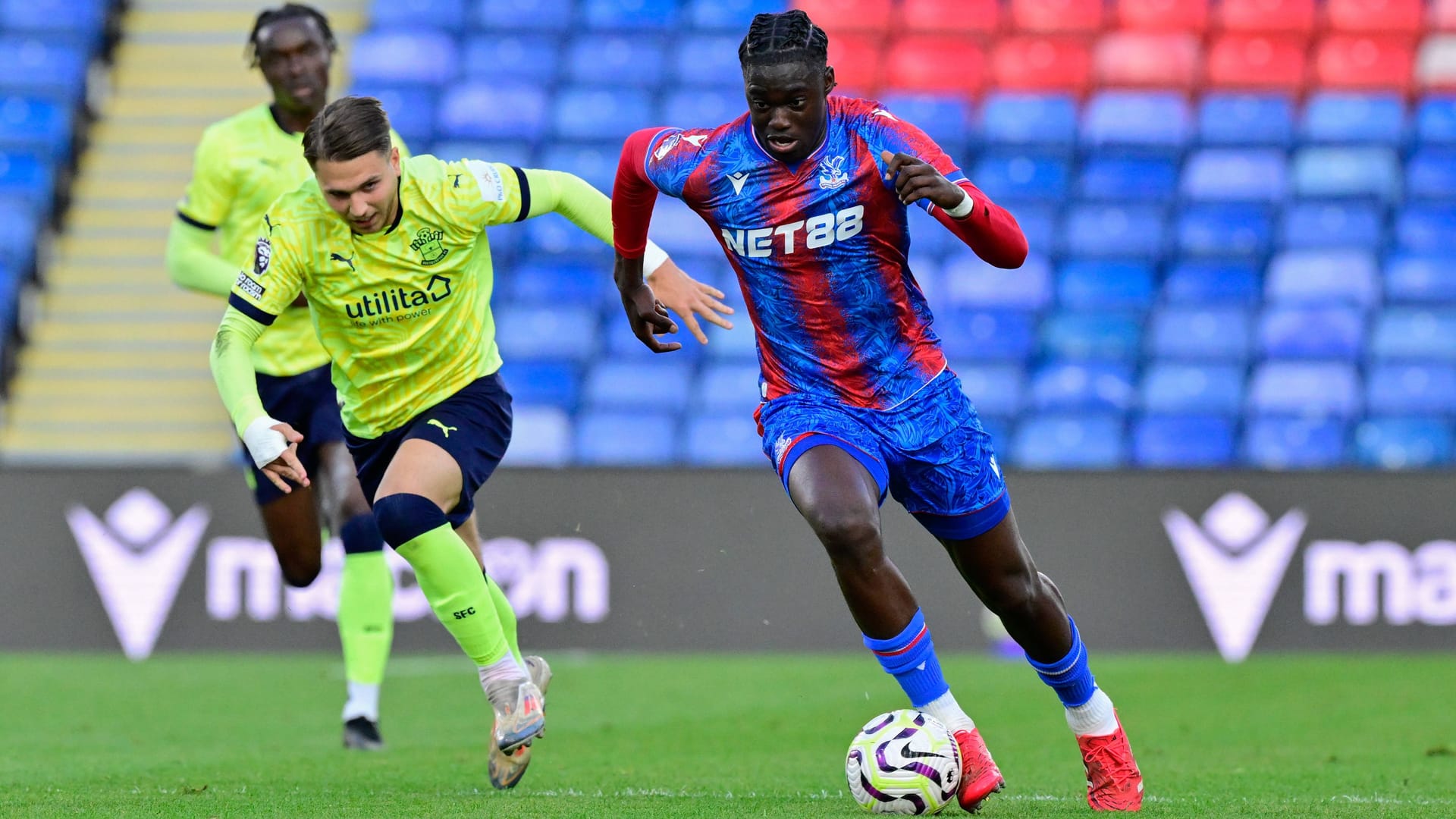 Hindolo Mustapha im Trikot der U21 von Crystal Palace (Archivbild):
