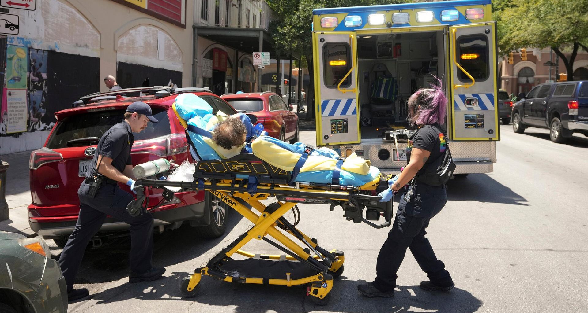 Das Foto zeigt Sanitäter des Austin-Travis County Emergency Medical Services in Texas.