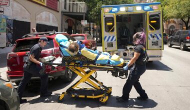 Das Foto zeigt Sanitäter des Austin-Travis County Emergency Medical Services in Texas.