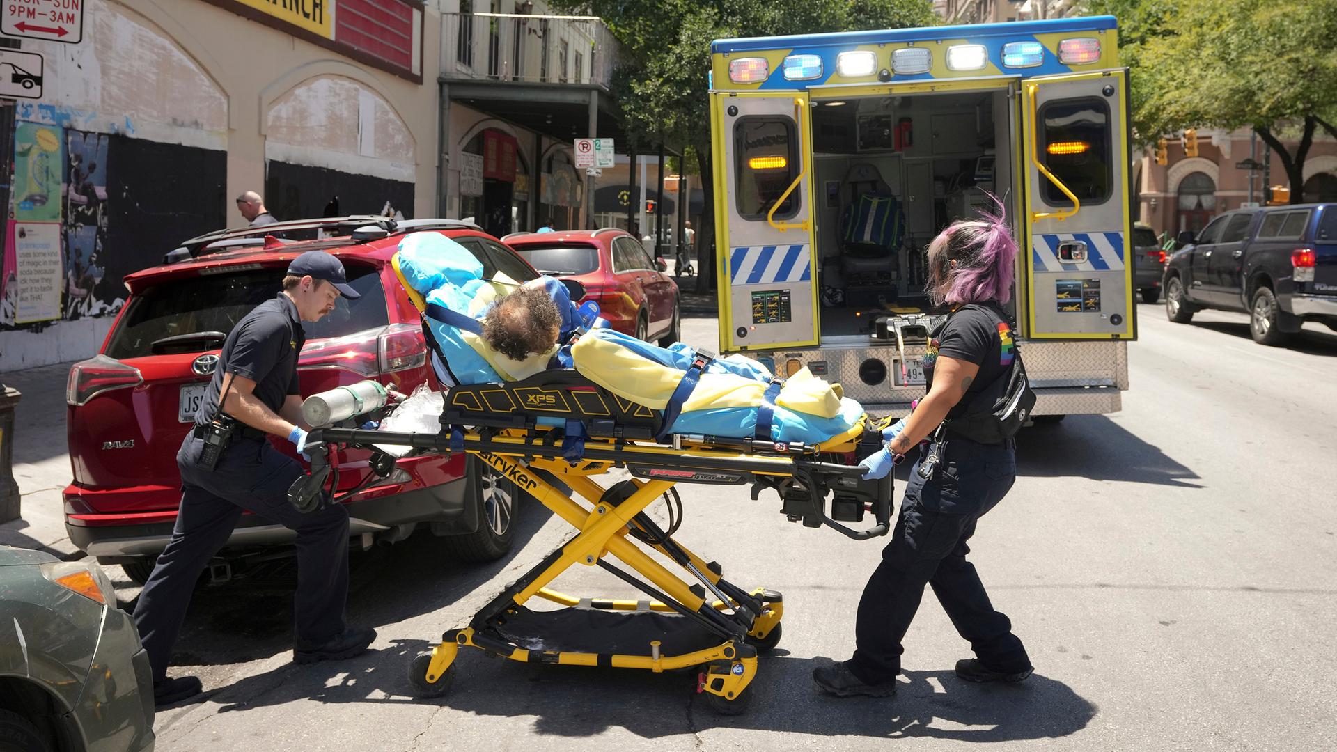 Das Foto zeigt Sanitäter des Austin-Travis County Emergency Medical Services in Texas.