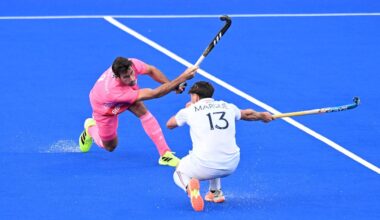 Hockeyspieler Benedikt Schwarzhaupt (8 Deutschland) gegen Benjamin Marqué (13 Frankreich) bei der Vorrunde der Hockey-EM 2025 am 08.08.2025 in Mönchengladbach.