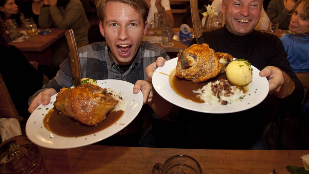 Happy Hours mit Haxn und Champagner – die kuriosesten Angebote