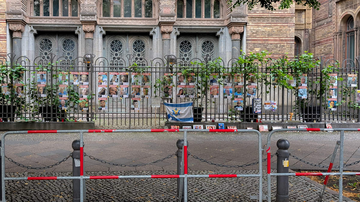 Berlin: Mann mit Hausverbot reißt Israel-Flagge an Synagoge ab