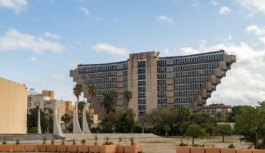 Das Foto zeigt das Hotel Du Lac in Tunis, ein zehnstöckiger Betonbau, in der Form einer umgedrehten Pyramide, LicenseRF Copyright: xZoonar.com/BrunoxCoelhox 23628281