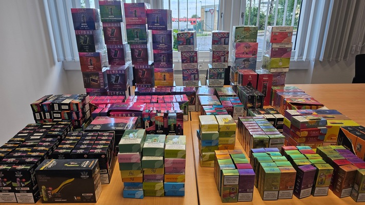 HZA-AC: Aachener Zoll kontrolliert Kiosk in Euskirchen und findet illegale Vapes und unversteuerten Wasserpfeifentabak / Zudem stellen die Beamten ein Einhandmesser sicher