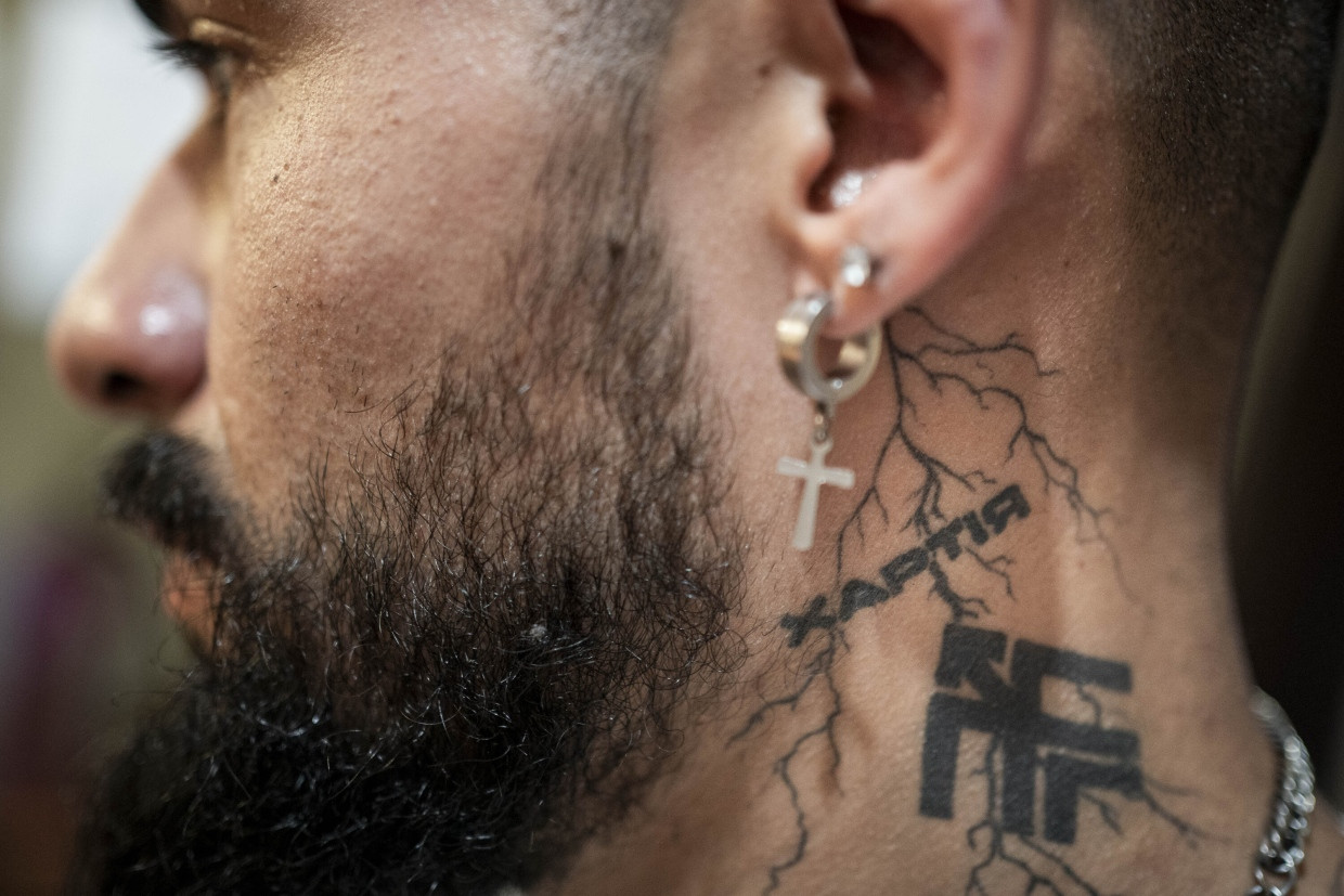 Identifikation per Tattoo: Ein kolumbianischer Kämpfer trägt das Wappen der Chartija-Brigade am Hals
