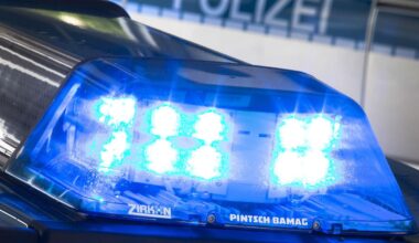 22-Jährige stößt mit Auto zusammen und kracht in Steinpoller