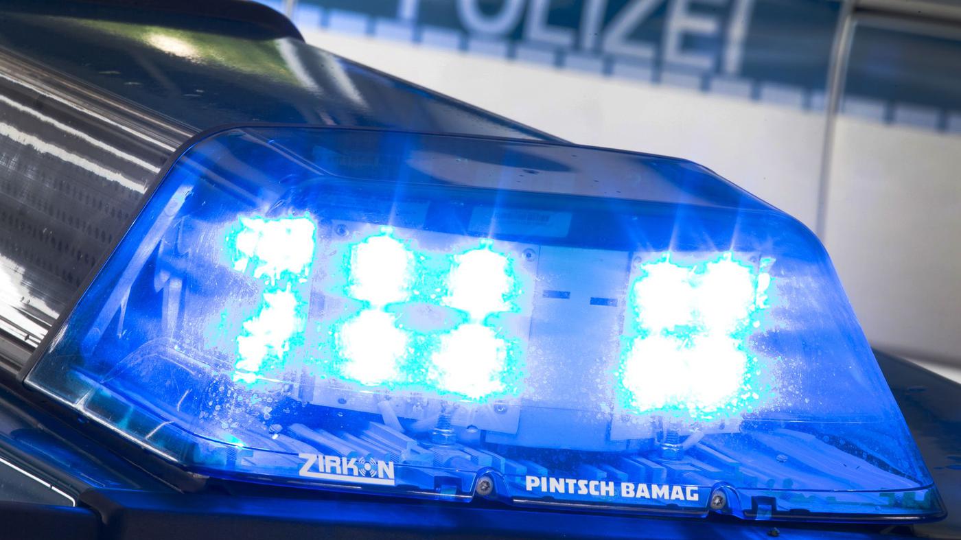 22-Jährige stößt mit Auto zusammen und kracht in Steinpoller
