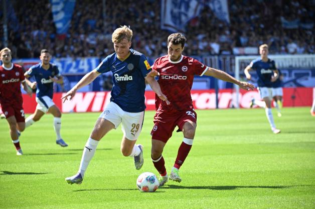 0:2 mit Kiel gegen Bielefeld: der frühere Osnabrücker Außenbahnspieler Niklas Niehoff (li.).