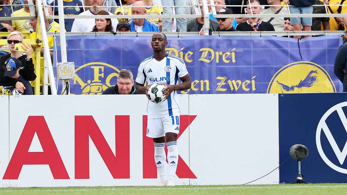 Spiel in Leipzig unterbrochen: Schalke-Profi berichtet von heftiger rassistischer Beleidigung