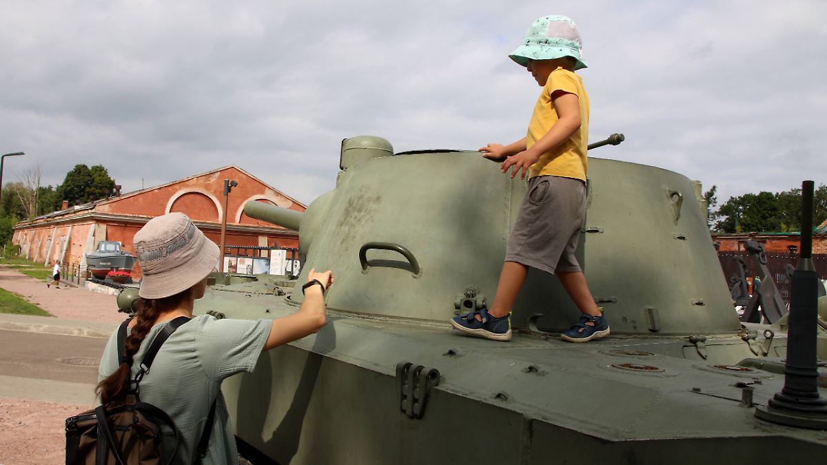 Baller-Urlaub mit Panzern lockt arabische Touristen nach Russland: Militär-Drill und Kalaschnikows