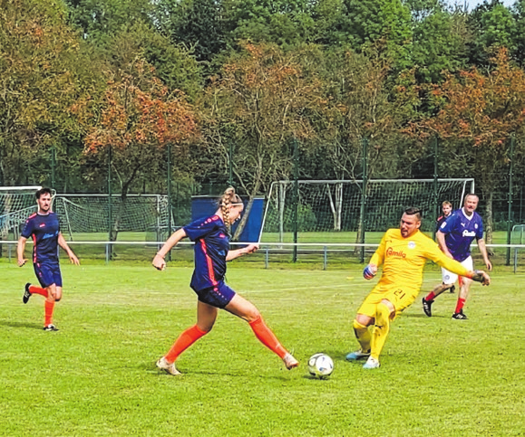 Kieler Betriebsfußballmannschaften kicken beim Benefizfußballturnier für den guten Zweck. FOTO: SKK