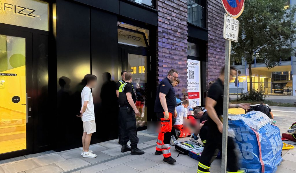 Waghalsige Aktion in Hamburg: Frau klettert Fassade hoch – und stürzt ab