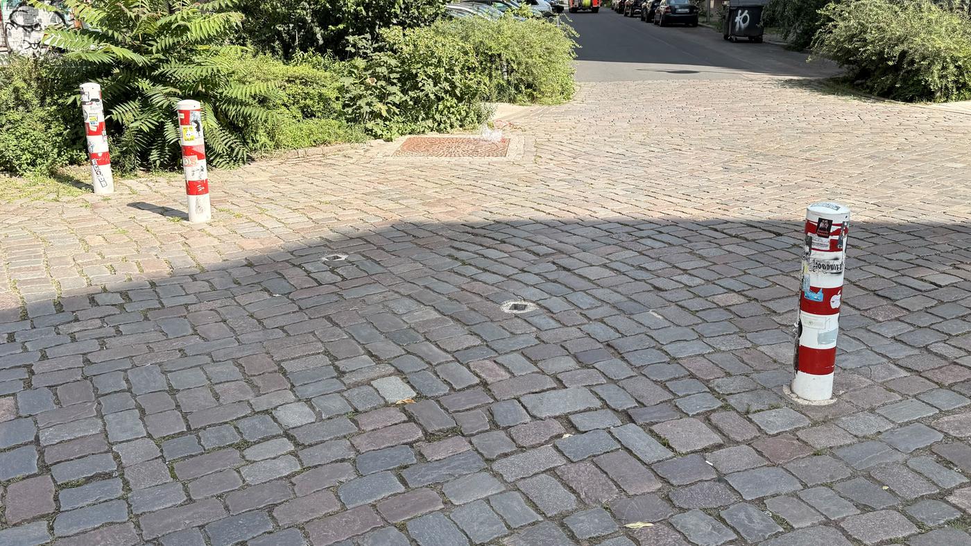 Unbekannte klauen Absperrungen in Friedrichshain