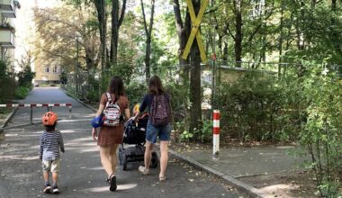 Berlin: Der Streit um die Flüchtlingsunterkunft und die verwilderten Innenhöfe