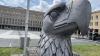 Übrig ist noch der riesige Kopf. Der Adler krönte einst das Tempelhofgebäude in Berlin.  