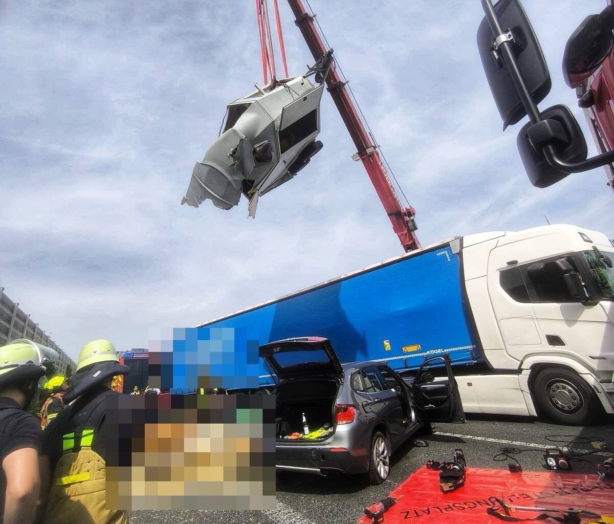 A3: Pferdetransporter in schweren Unfall verwickelt