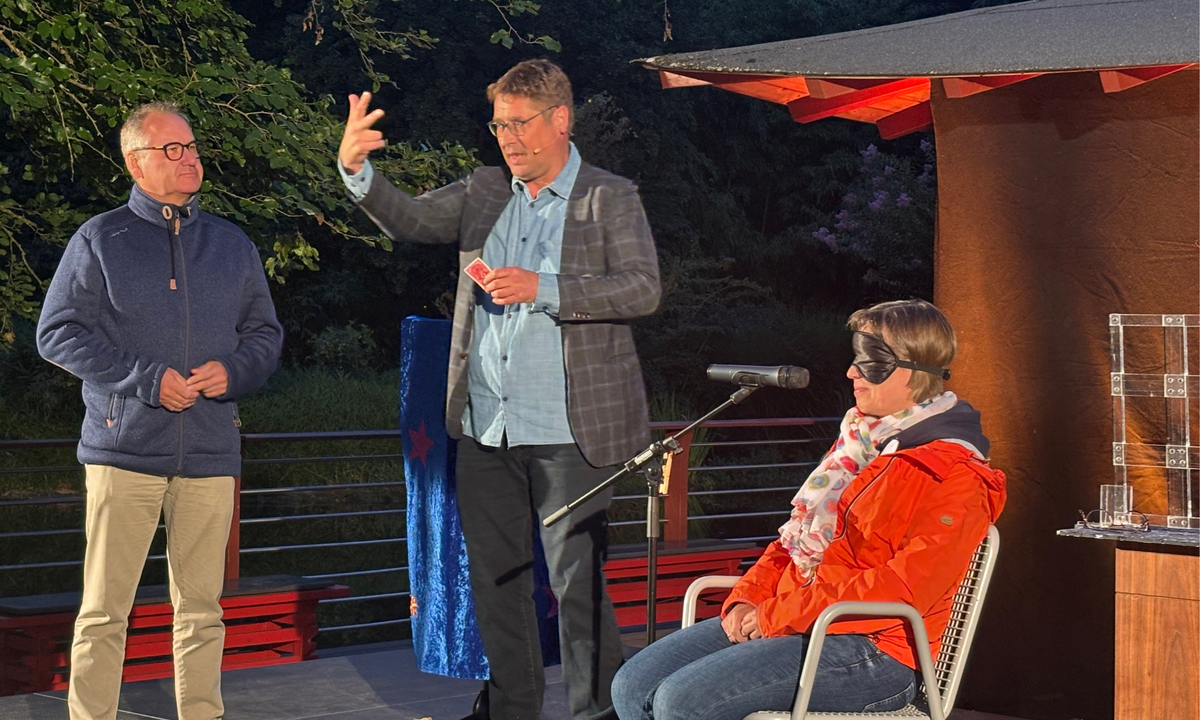Desimo zaubert in Oelde mit Witz, Charme und Tiefgang