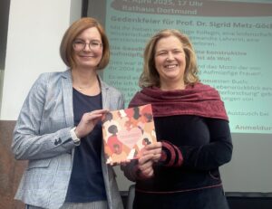Rechts im Bild: Die Gleichstellungsbeauftragte der Stadt Dortmund und daneben ihre Stellvertreterin Katrin Kieseier, die einen Flyer zum Internationalen Frauentag hält.