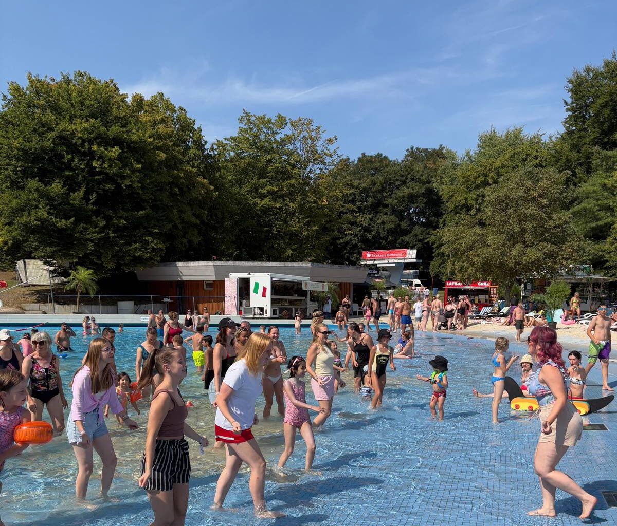 Voller Erfolg: Freibad-Freitag und Sunset-Beach-Club