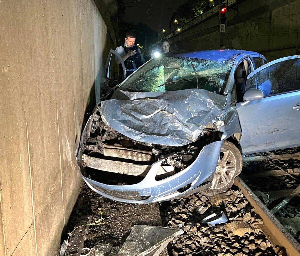 PKW stürzt sechs Meter tief in U-Bahnschacht in Duisburg