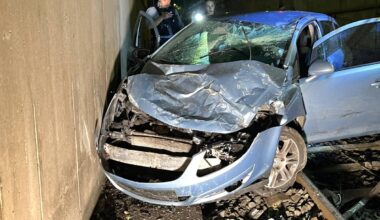 PKW stürzt sechs Meter tief in U-Bahnschacht in Duisburg