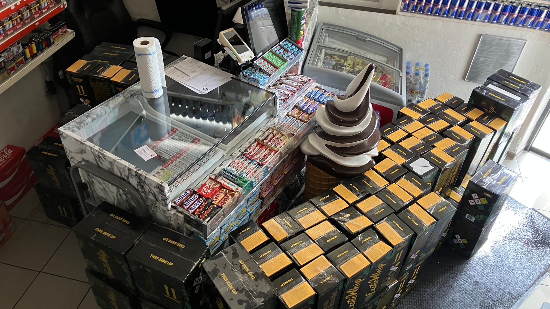 In einem Kiosk wurden 357,5 Kilogramm Lachgas sichergestellt.