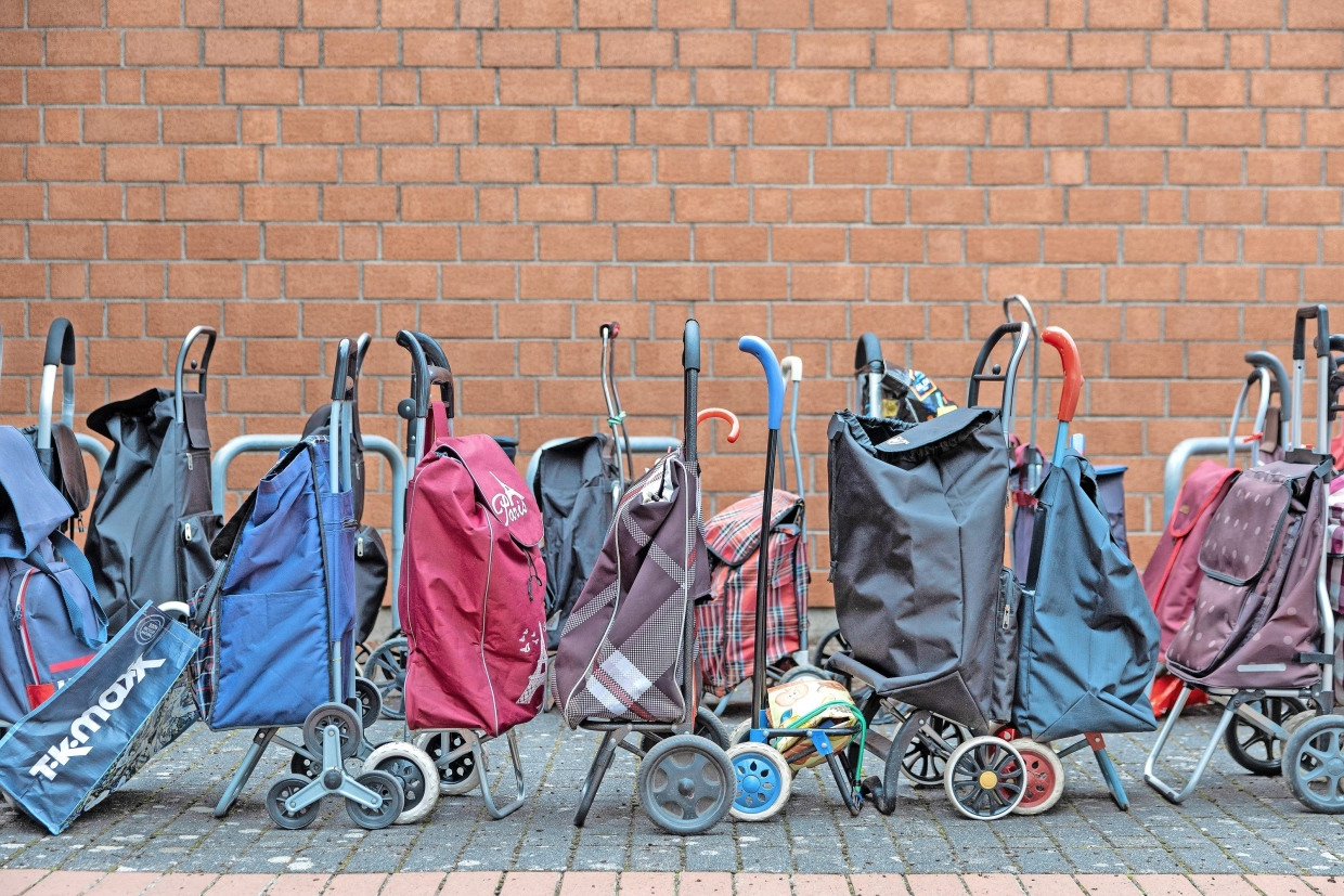 In Reih und Glied: Die Kunden haben ihre Einkaufstrolleys als Warteschlange aufgestellt.